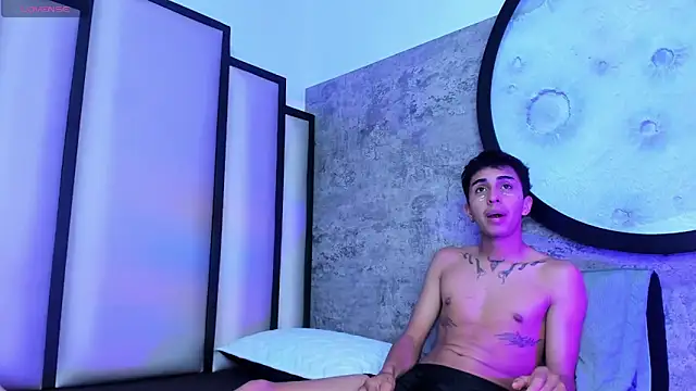 Snapshot of Amy_Fox03 chatting on 10/20/25, 01:11 Amy Fox03 online show from 10/20/25, 01:11