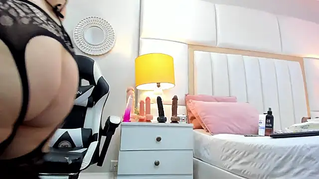 Snapshot of Sweet_Lucianaa chatting on 12/13/25, 07:53 Sweet Lucianaa online show from 12/13/25, 07:53