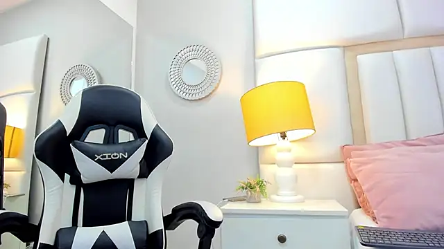 Snapshot of Sweet_Lucianaa chatting on 12/14/25, 01:27 Sweet Lucianaa online show from 12/14/25, 01:27