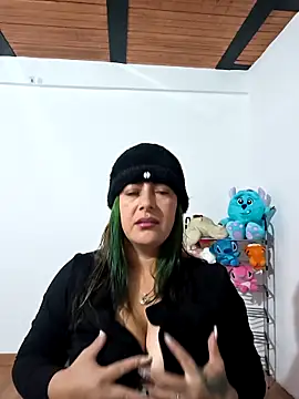 Snapshot of Gleon_ chatting on 10/26/25, 03:40 Gleon online show from 10/26/25, 03:40