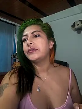 Snapshot of Gleon_ chatting on 10/31/25, 02:29 Gleon online show from 10/31/25, 02:29