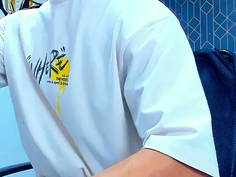 Snapshot of adrian_ray chatting on 11/06/25, 05:58 adrian ray online show from 11/06/25, 05:58