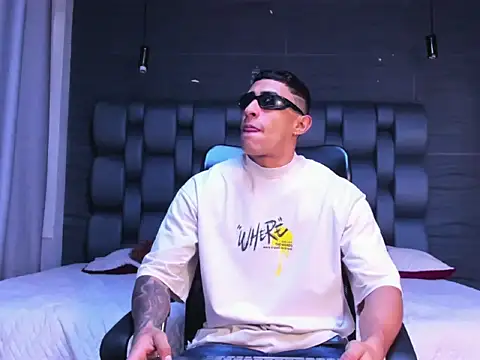 Snapshot of adrian_ray chatting on 11/29/25, 12:08 adrian ray online show from 11/29/25, 12:08