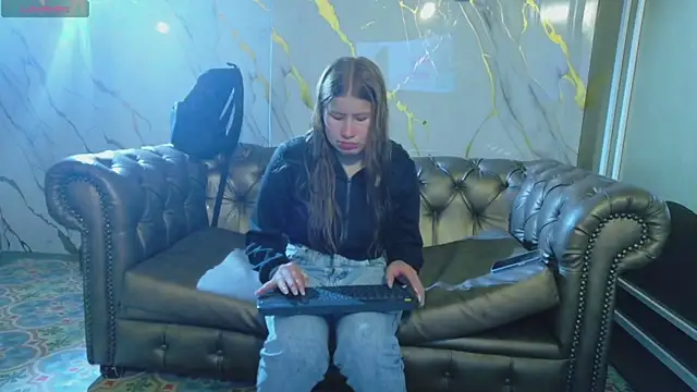 Snapshot of Olivia11_ chatting on 12/17/25, 11:27 Olivia11 online show from 12/17/25, 11:27