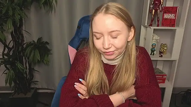 Snapshot of JulieGreen chatting on 11/02/25, 12:40 JulieGreen online show from 11/02/25, 12:40