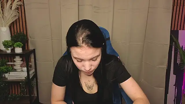 LauraHale online show from 11/07/25, 12:05