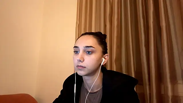 Snapshot of LinaMour chatting on 10/06/25, 10:07 LinaMour online show from 10/06/25, 10:07