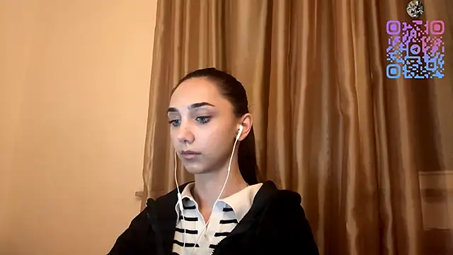 Snapshot of LinaMour chatting on 10/15/25, 10:10 LinaMour online show from 10/15/25, 10:10