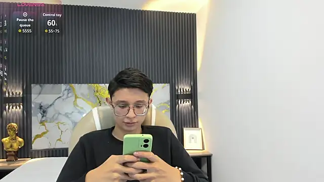 SantiagoRusso18 online show from 10/01/25, 01:06