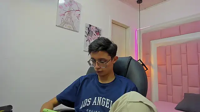 SantiagoRusso18 online show from 10/04/25, 08:07