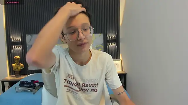 Snapshot of SantiagoRusso18 chatting on 10/30/25, 12:17 SantiagoRusso18 online show from 10/30/25, 12:17