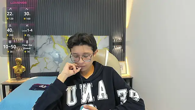 Snapshot of SantiagoRusso18 chatting on 10/31/25, 12:06 SantiagoRusso18 online show from 10/31/25, 12:06