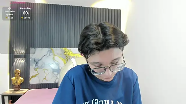 Snapshot of SantiagoRusso18 chatting on 11/06/25, 12:06 SantiagoRusso18 online show from 11/06/25, 12:06