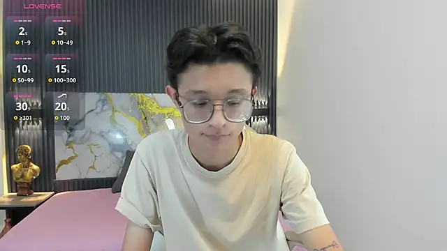 Snapshot of SantiagoRusso18 chatting on 11/07/25, 07:03 SantiagoRusso18 online show from 11/07/25, 07:03