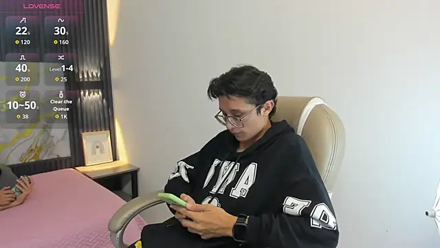 Snapshot of SantiagoRusso18 chatting on 11/08/25, 02:06 SantiagoRusso18 online show from 11/08/25, 02:06