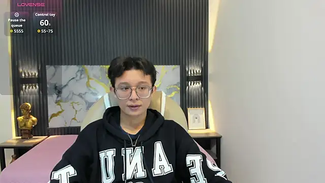 Snapshot of SantiagoRusso18 chatting on 11/09/25, 12:36 SantiagoRusso18 online show from 11/09/25, 12:36