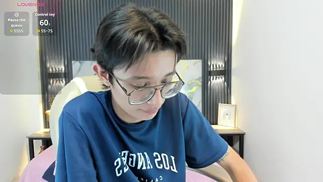 Snapshot of SantiagoRusso18 chatting on 11/13/25, 03:38 SantiagoRusso18 online show from 11/13/25, 03:38