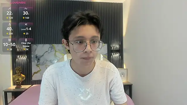 Snapshot of SantiagoRusso18 chatting on 11/17/25, 01:33 SantiagoRusso18 online show from 11/17/25, 01:33