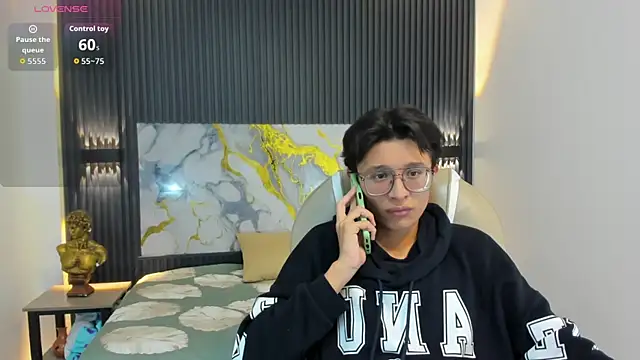 Snapshot of SantiagoRusso18 chatting on 11/21/25, 02:32 SantiagoRusso18 online show from 11/21/25, 02:32