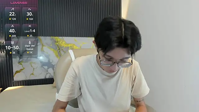 Snapshot of SantiagoRusso18 chatting on 11/24/25, 02:11 SantiagoRusso18 online show from 11/24/25, 02:11