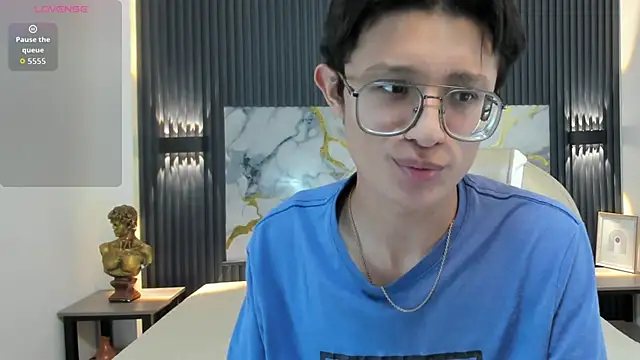 Snapshot of SantiagoRusso18 chatting on 11/25/25, 02:00 SantiagoRusso18 online show from 11/25/25, 02:00