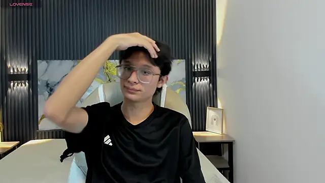 Snapshot of SantiagoRusso18 chatting on 11/26/25, 02:34 SantiagoRusso18 online show from 11/26/25, 02:34