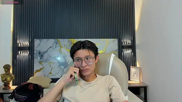 Snapshot of SantiagoRusso18 chatting on 11/28/25, 02:47 SantiagoRusso18 online show from 11/28/25, 02:47