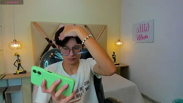 Snapshot of SantiagoRusso18 chatting on 11/30/25, 09:08 SantiagoRusso18 online show from 11/30/25, 09:08