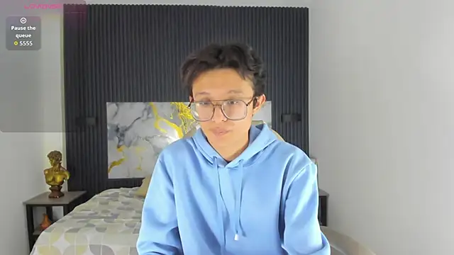 Snapshot of SantiagoRusso18 chatting on 12/04/25, 08:23 SantiagoRusso18 online show from 12/04/25, 08:23