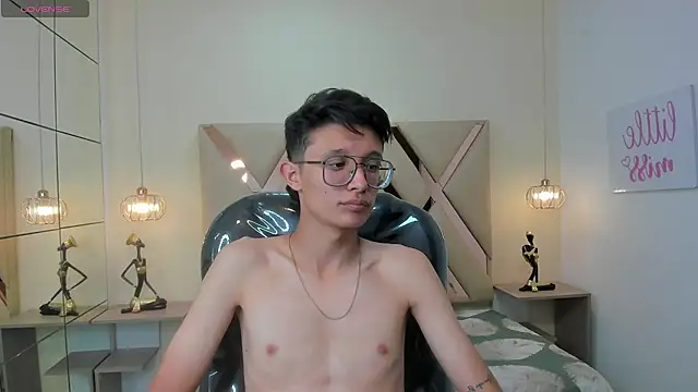 Snapshot of SantiagoRusso18 chatting on 12/13/25, 08:04 SantiagoRusso18 online show from 12/13/25, 08:04