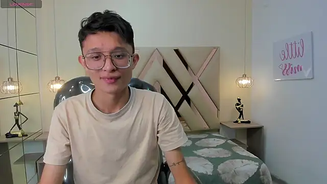 Snapshot of SantiagoRusso18 chatting on 12/14/25, 07:40 SantiagoRusso18 online show from 12/14/25, 07:40