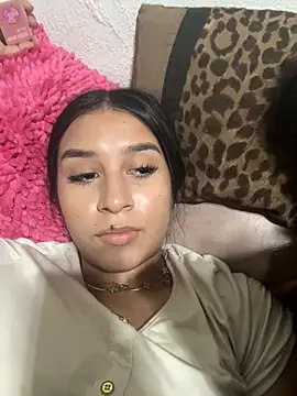 yurileth online show from 10/26/25, 07:47