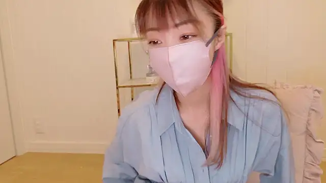 Snapshot of SUZU_1201 chatting on 10/18/25, 12:02 SUZU 1201 online show from 10/18/25, 12:02