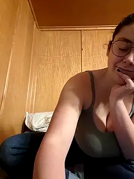 Snapshot of YoungLiisaxx chatting on 11/17/25, 11:43 YoungLiisaxx online show from 11/17/25, 11:43