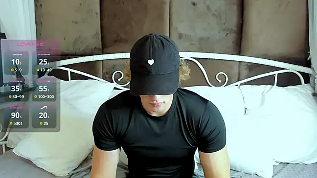 Snapshot of ChaseMuscular chatting on 11/27/25, 11:01 ChaseMuscular online show from 11/27/25, 11:01