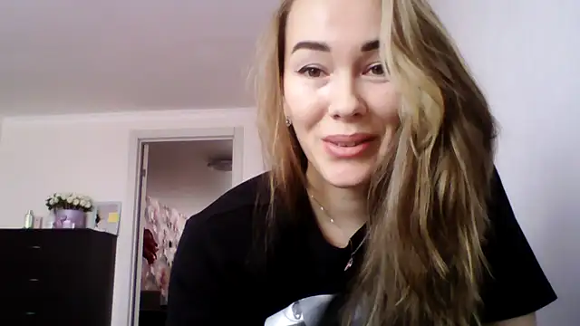 Sovaee online show from 10/10/25, 04:22