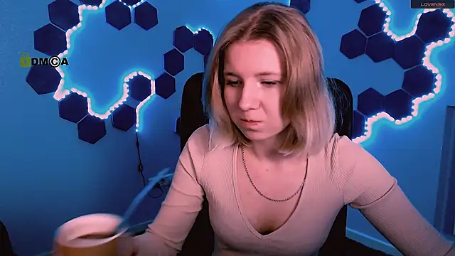 Snapshot of gloria_bubble chatting on 11/22/25, 10:47 gloria bubble online show from 11/22/25, 10:47