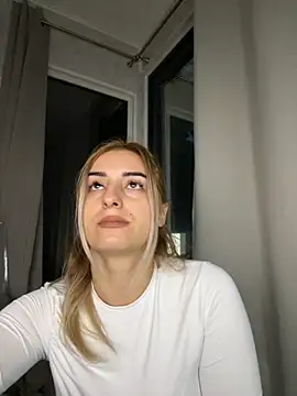 Ella Vee online show from 10/08/25, 04:10