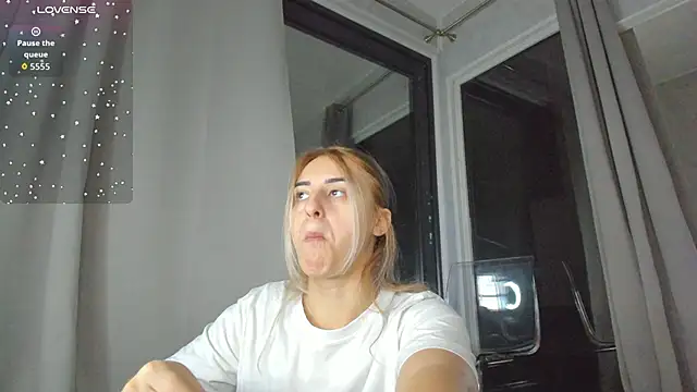 Ella Vee online show from 10/10/25, 03:38