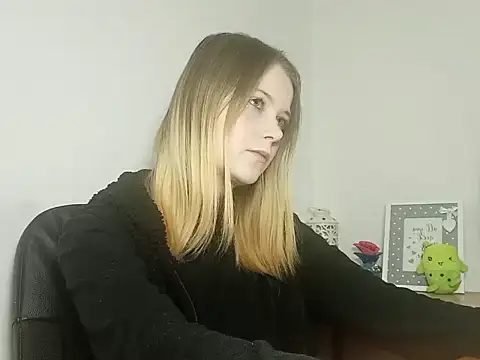 LydiaYoung online show from 11/06/25, 07:15