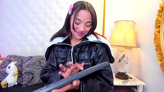 Manelyk evanss  online show from 10/21/25, 11:00