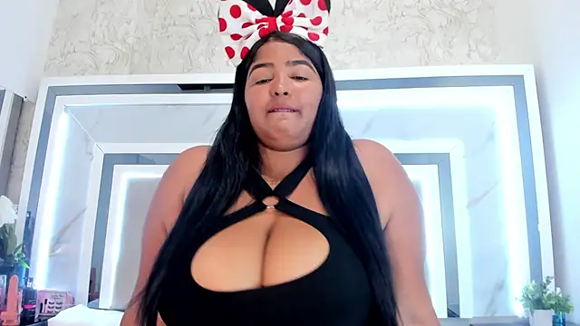 JuliethaVillalobos online show from 10/04/25, 11:47