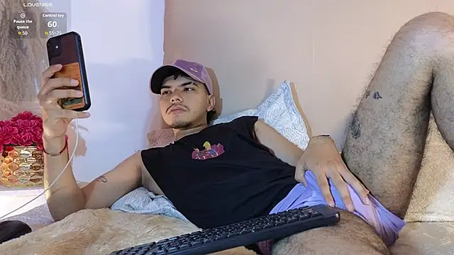 Snapshot of Snowlann chatting on 11/12/25, 11:32 Snowlann online show from 11/12/25, 11:32