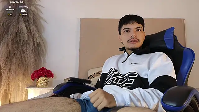 Snapshot of Snowlann chatting on 11/21/25, 12:59 Snowlann online show from 11/21/25, 12:59