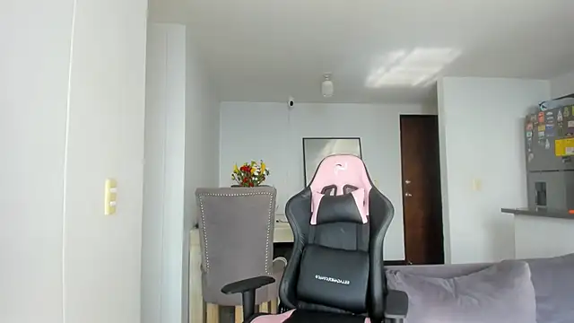 Snapshot of Silvana_Rodriguez_ chatting on 10/15/25, 01:00 Silvana Rodriguez online show from 10/15/25, 01:00