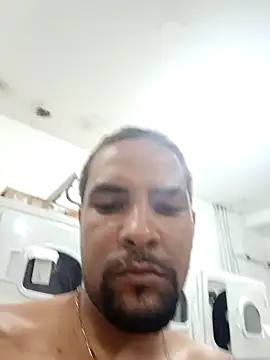 Snapshot of PauMolao85 chatting on 12/18/25, 10:05 PauMolao85 online show from 12/18/25, 10:05