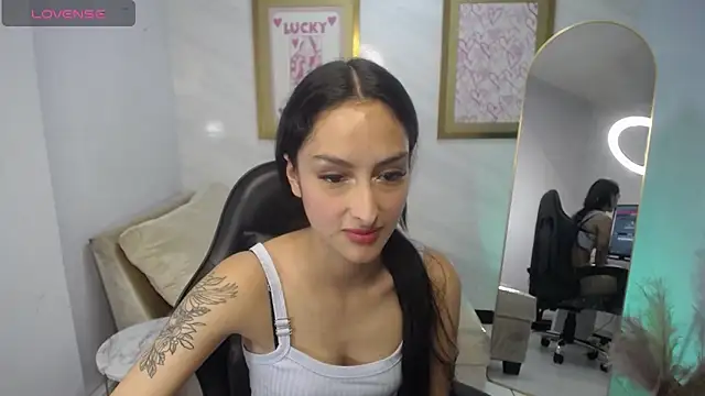 Snapshot of Tifany_v chatting on 10/06/25, 08:06 Tifany v online show from 10/06/25, 08:06