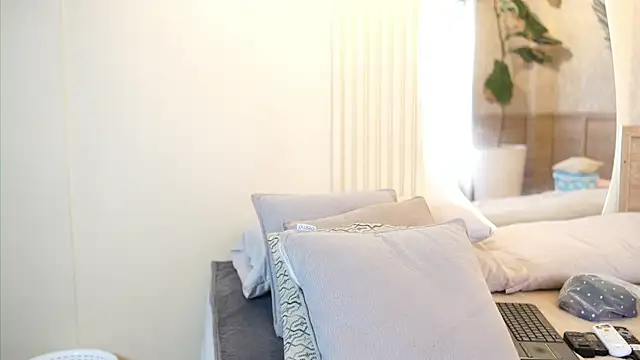 Tayler Kim online show from 11/04/25, 06:40