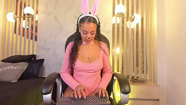 Snapshot of Melaniegh_ chatting on 10/17/25, 11:24 Melaniegh online show from 10/17/25, 11:24