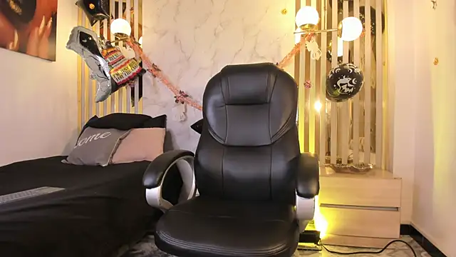 Snapshot of Melaniegh_ chatting on 10/26/25, 11:27 Melaniegh online show from 10/26/25, 11:27